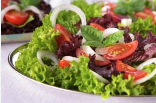 Ensalada con albahaca jamón cocido y 1 tajada de sandia.